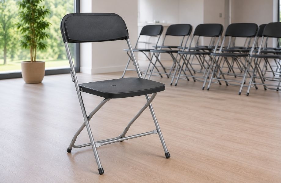 chaises pliantes en polypropylène grises